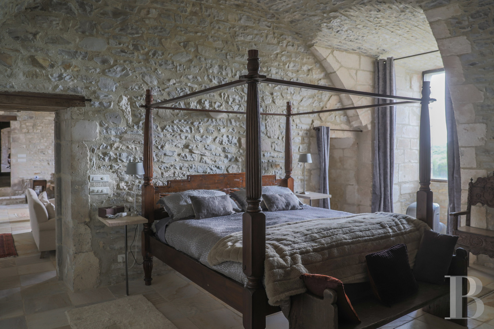 En Bourgogne, non loin de Vézelay, un château en bord de falaise surplombant l’Yonne - photo  n°33